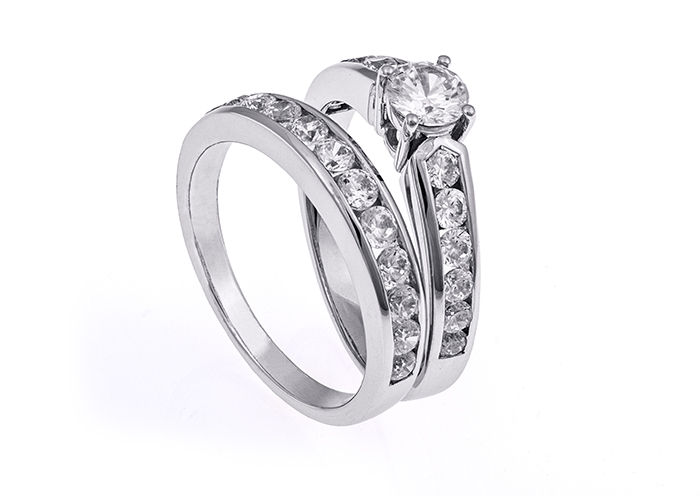 A wedding ring set with diamonds on top of each other.